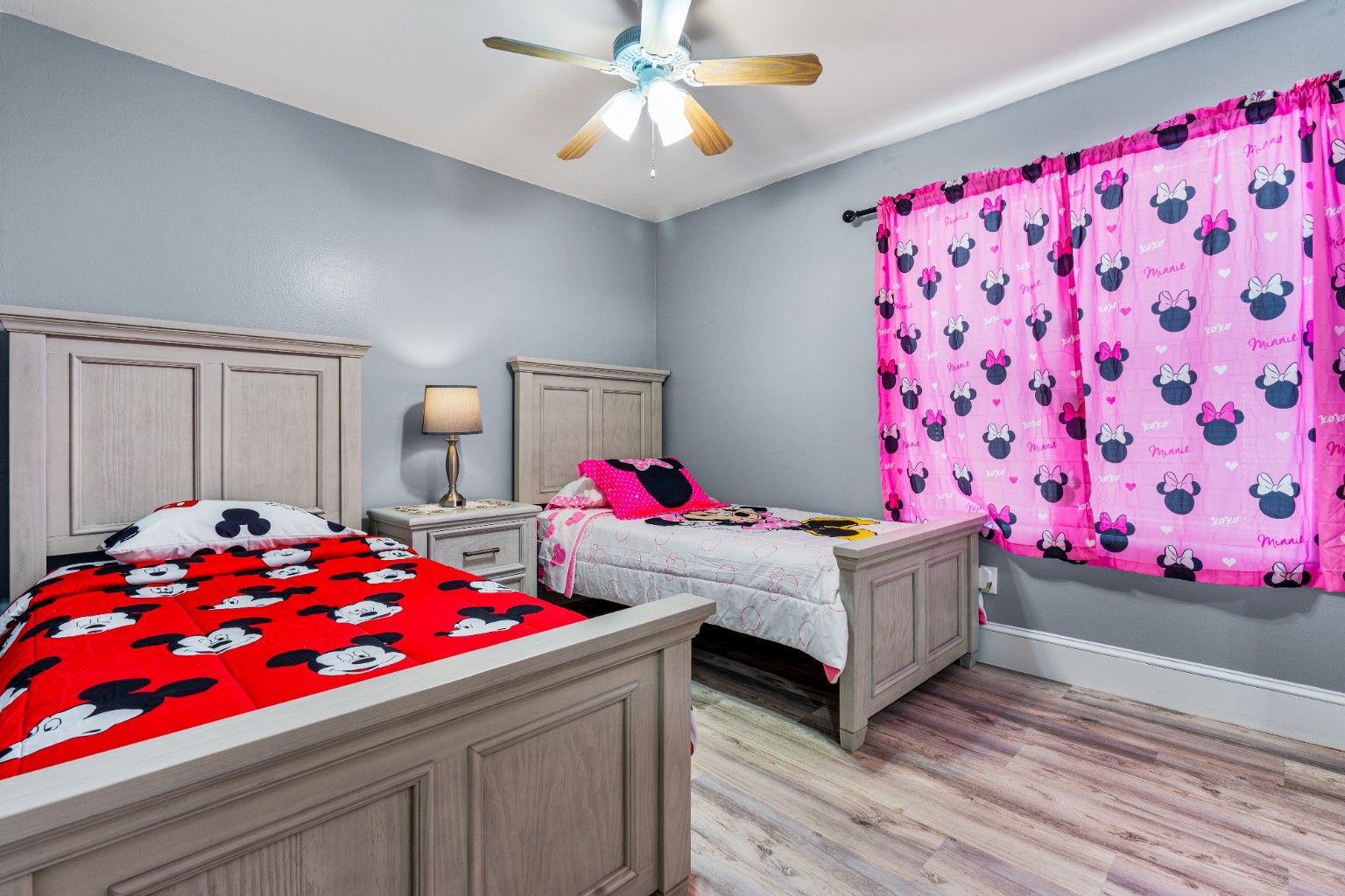 Kids’ themed twin bedroom